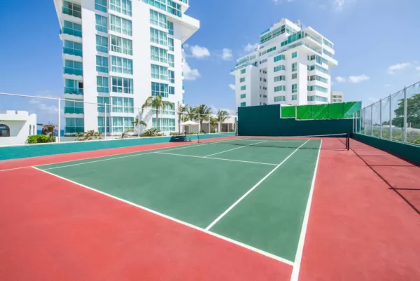 Cancha de tenis exterior del Hotel Boutique Óleo Cancún Playa, hotel todo incluido en Cancún