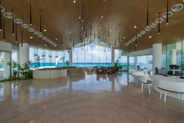 Lobby con vista al mar del Hotel Boutique Óleo Cancún Playa, hotel todo incluido en Cancún