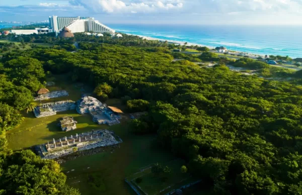 Durante el tour Cancun Mayan Discovery conocerás las ruinas El Rey en Cancún