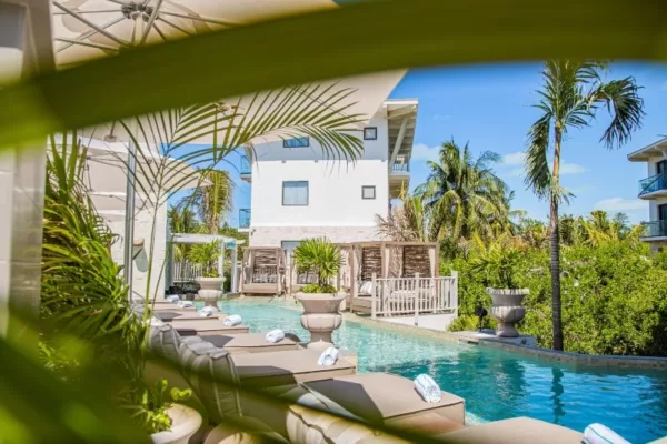 Piscina del Hotel Margaritaville Holbox en Punta Coco